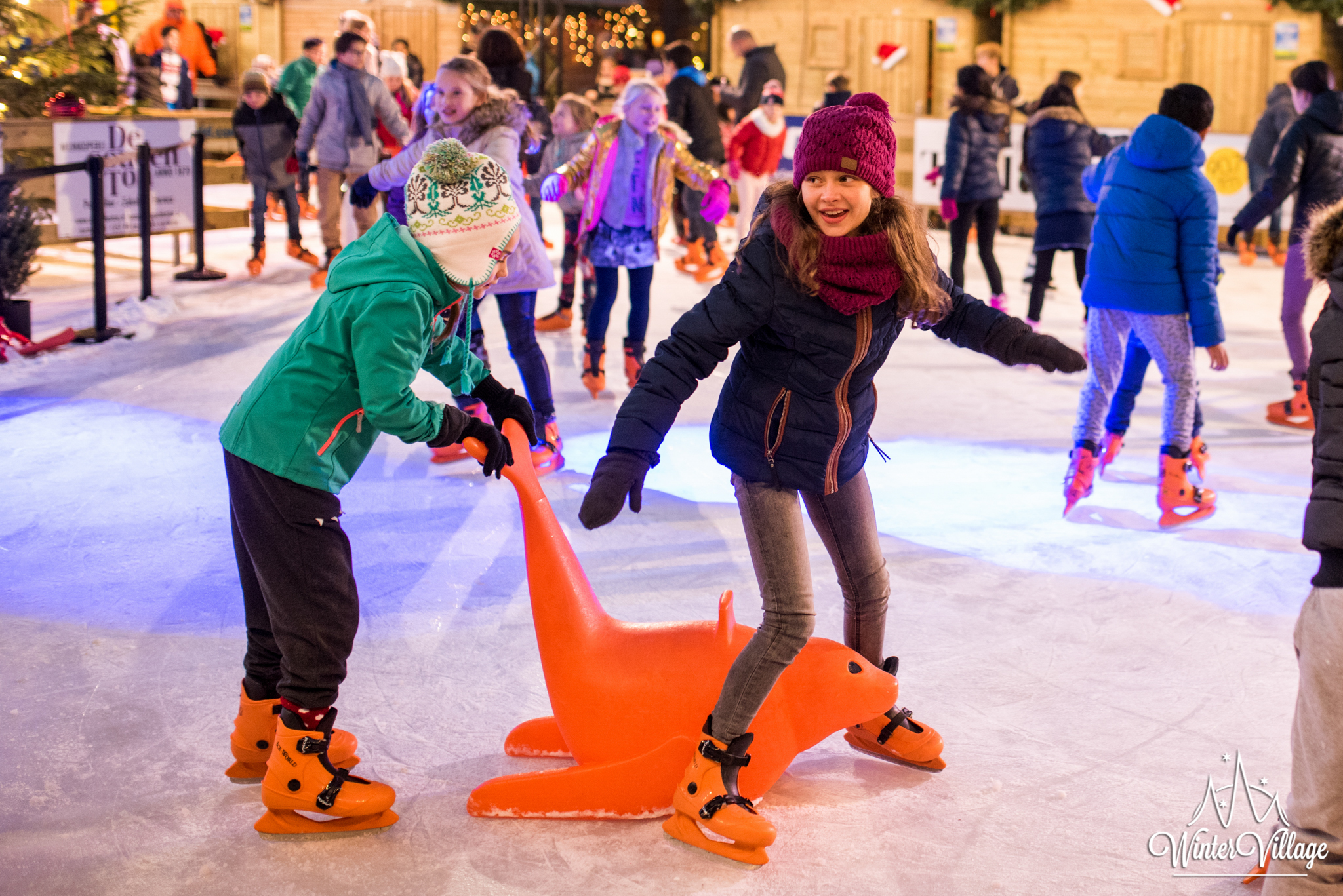 Schaatsende kinderen Winter Village